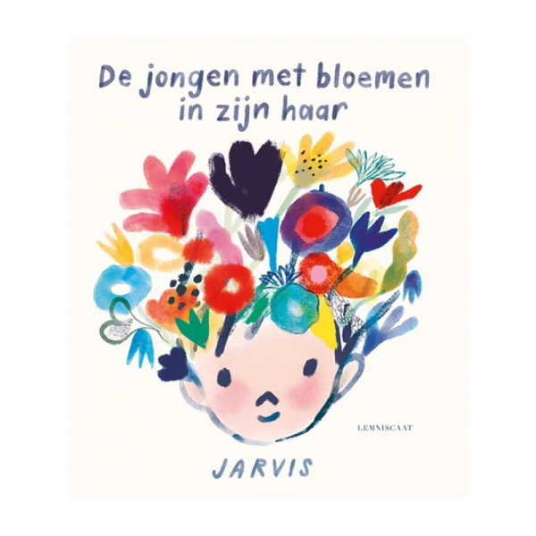 De jongen met bloemen in zijn haar