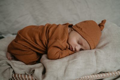 Snoozebaby - Newborn Cocoon incl Hat - Toffee - 0-3mnd