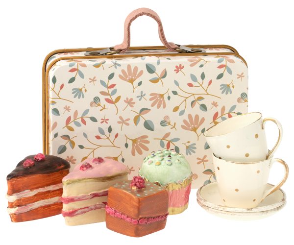 Cake set in suitcase