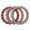 Mushie - Siliconen Bijtring/armband Flower - Blush/Rose/Sand