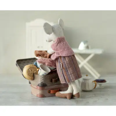 Maileg - Knitted blouse and skirt in suitcase - Grandma