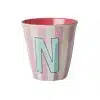 Rice - Middelgroot Alfabetbeker - Zacht roze - N- Stripes