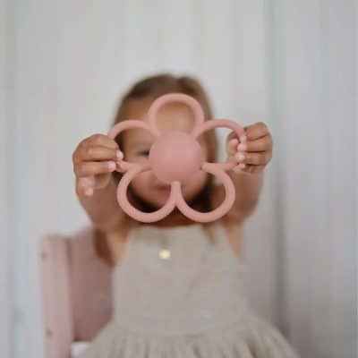 Mushie - Rattle Daisy Teether - Dusty Rose
